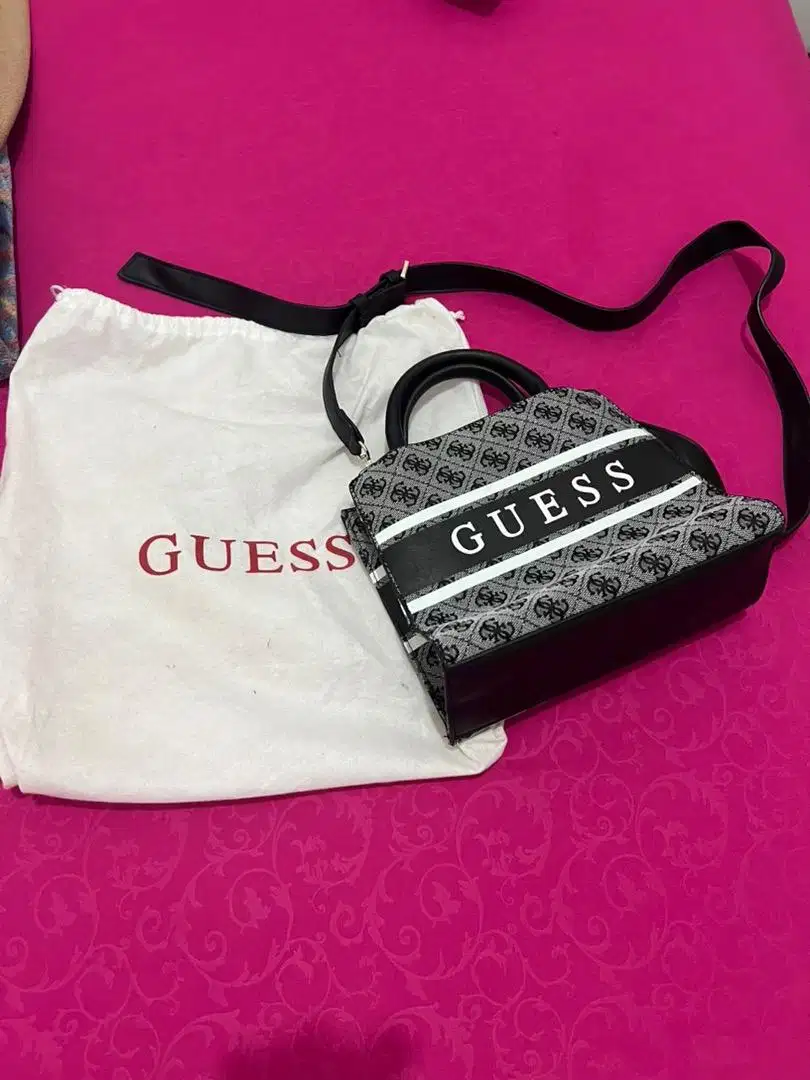 TAS GUESS BARU OG Masih mulus tidak ada lecet sedikitpun.