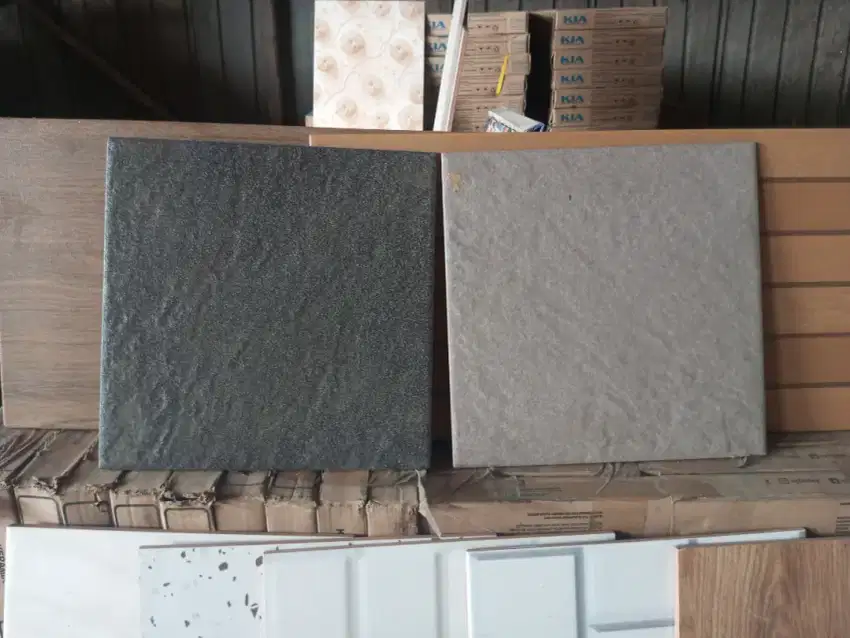 Keramik ukuran 30x30 permukaan kasar