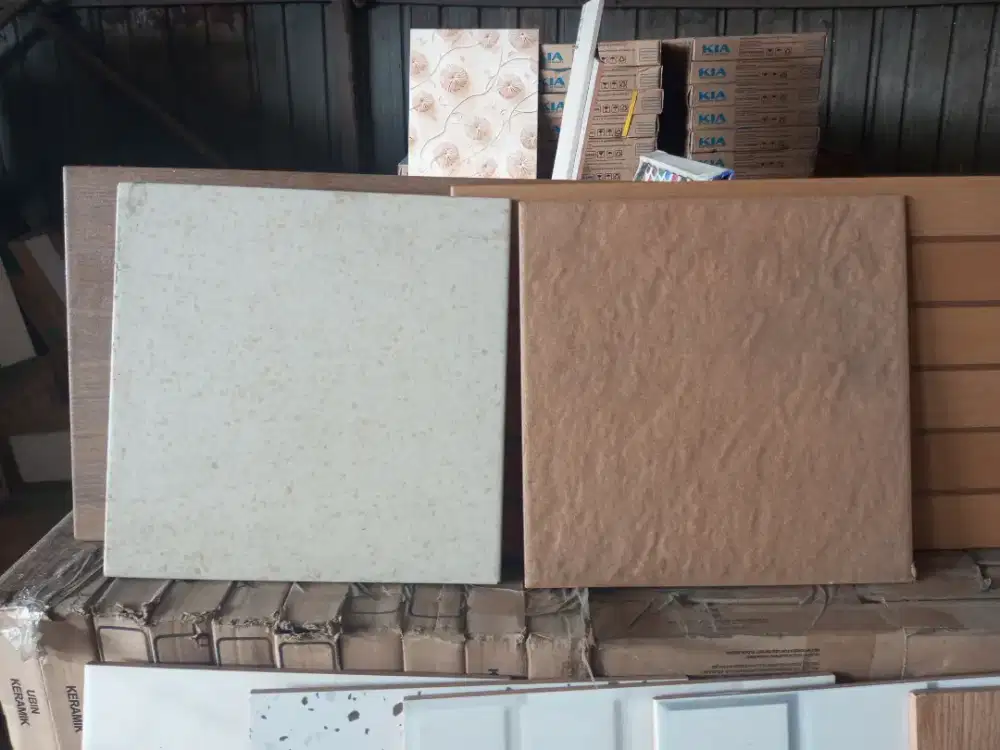 Keramik ukuran 30x30 permukaan kasar