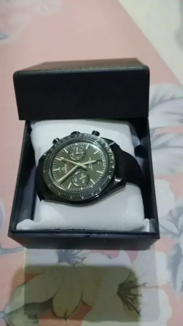 Jam OMEGA Speedmaster
Dark Side of the Moon