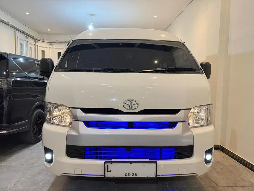Hiace Commuter 2023