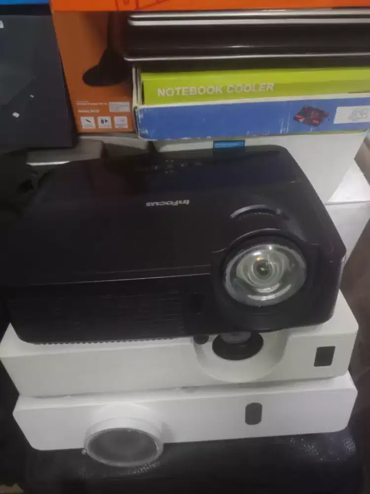 Proyektor terang, untuk nobar, siap pakai.