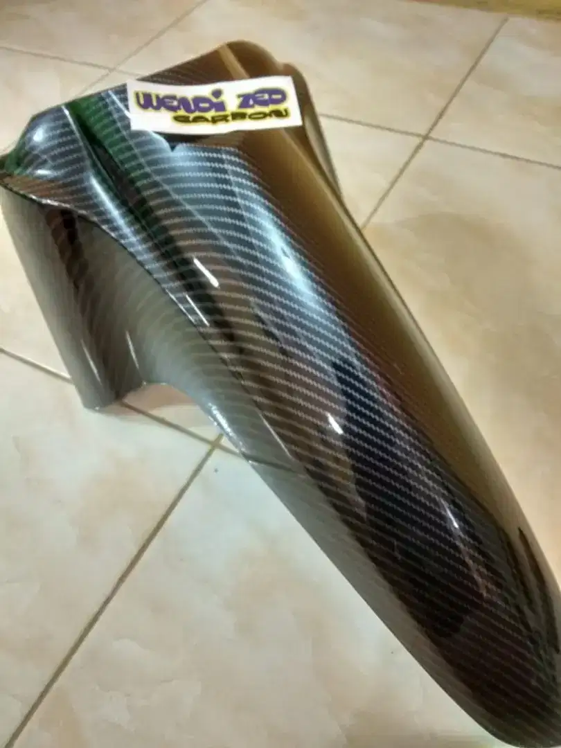 Spakbor depan honda supra x125 bagian belakangnya carbon hitam