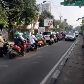 Rumah Pinggir Jalan Raya Komersial di Jaksel