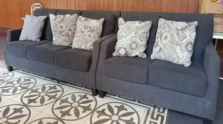 dijual sofa warna abu-abu