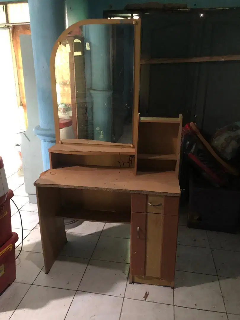 Meja rias minimalis
