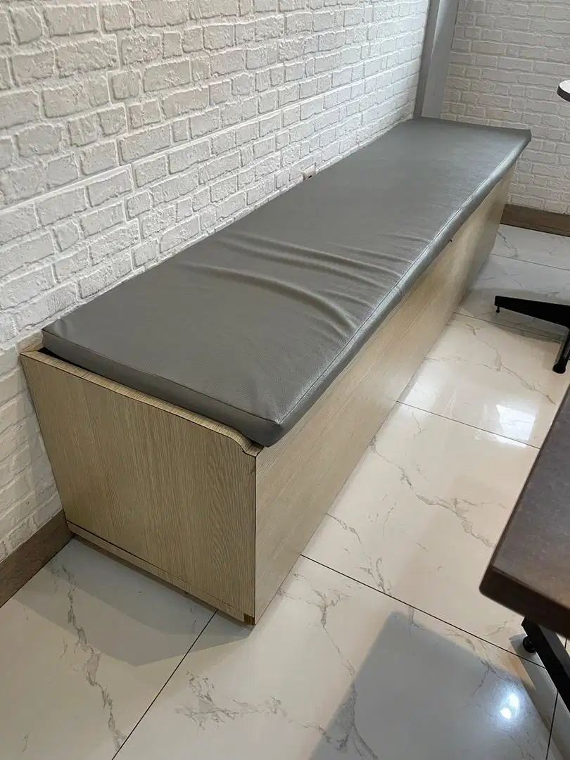 Kursi panjang kafe
