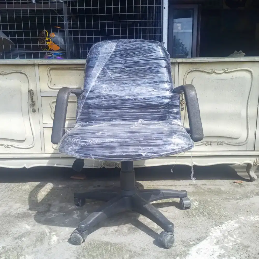 Kursi Hidrolik Bantalan Hitam Tebal dengan 4 Roda & Penyangga Tangan