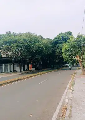 Turun harga rumah renovasi 2 lantai Griya Loka Lokasi Pinggir Jl. Raya