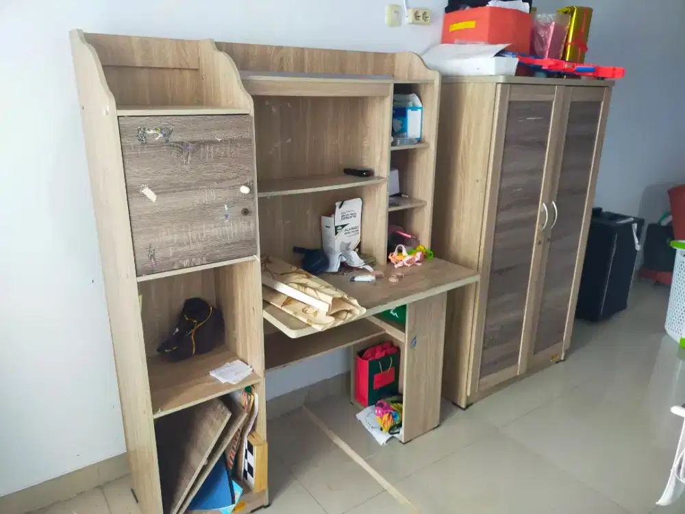 Lemari baju dan meja belajar