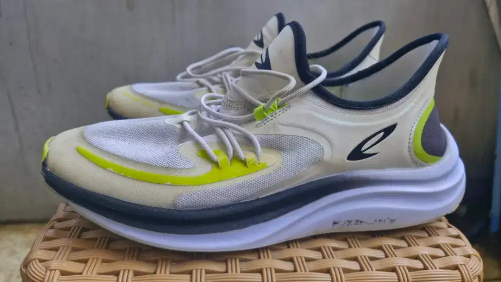 Sepatu lari 910 size 41