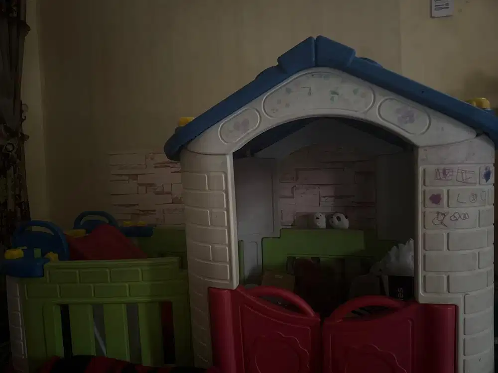 Dijual rumah plus perosotan, nego