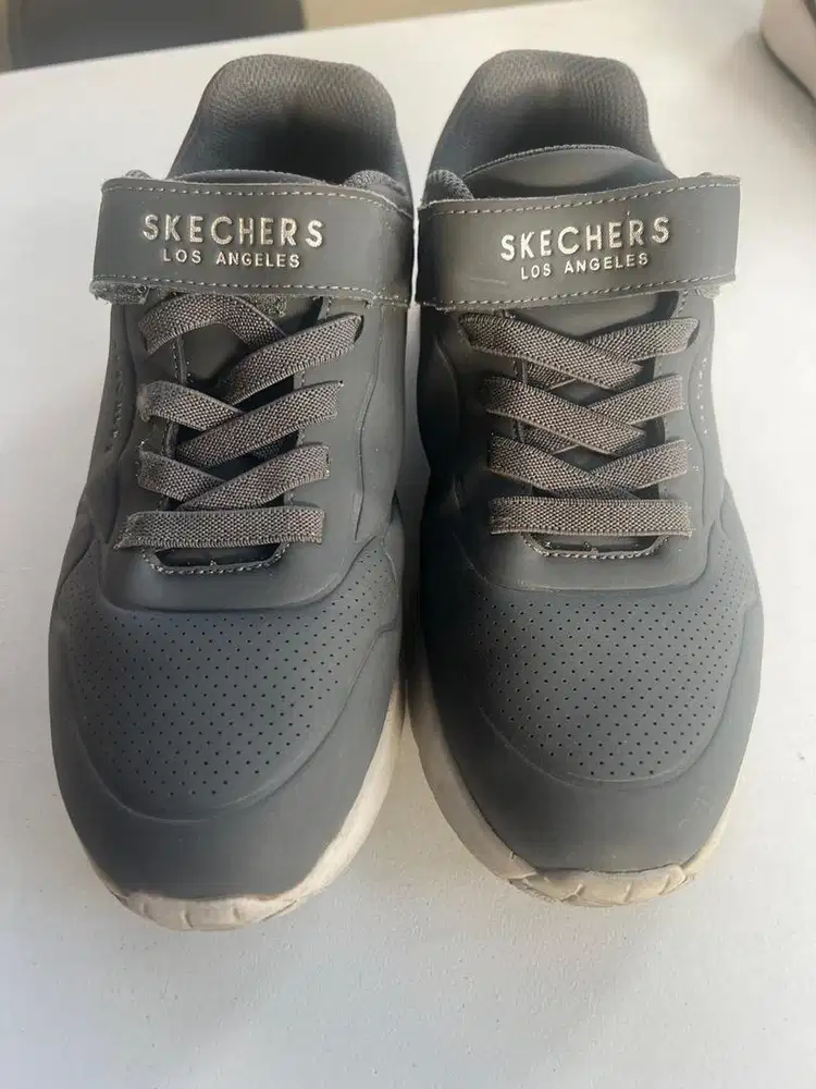 Sepatu anak laki-laki