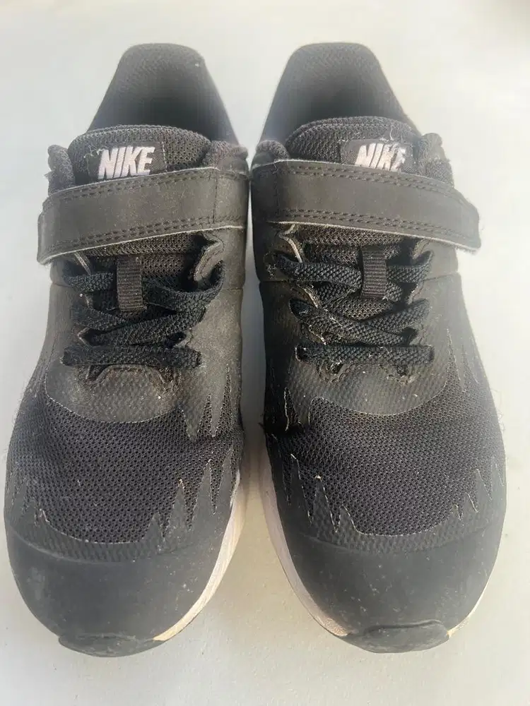 Sepatu anak laki-laki