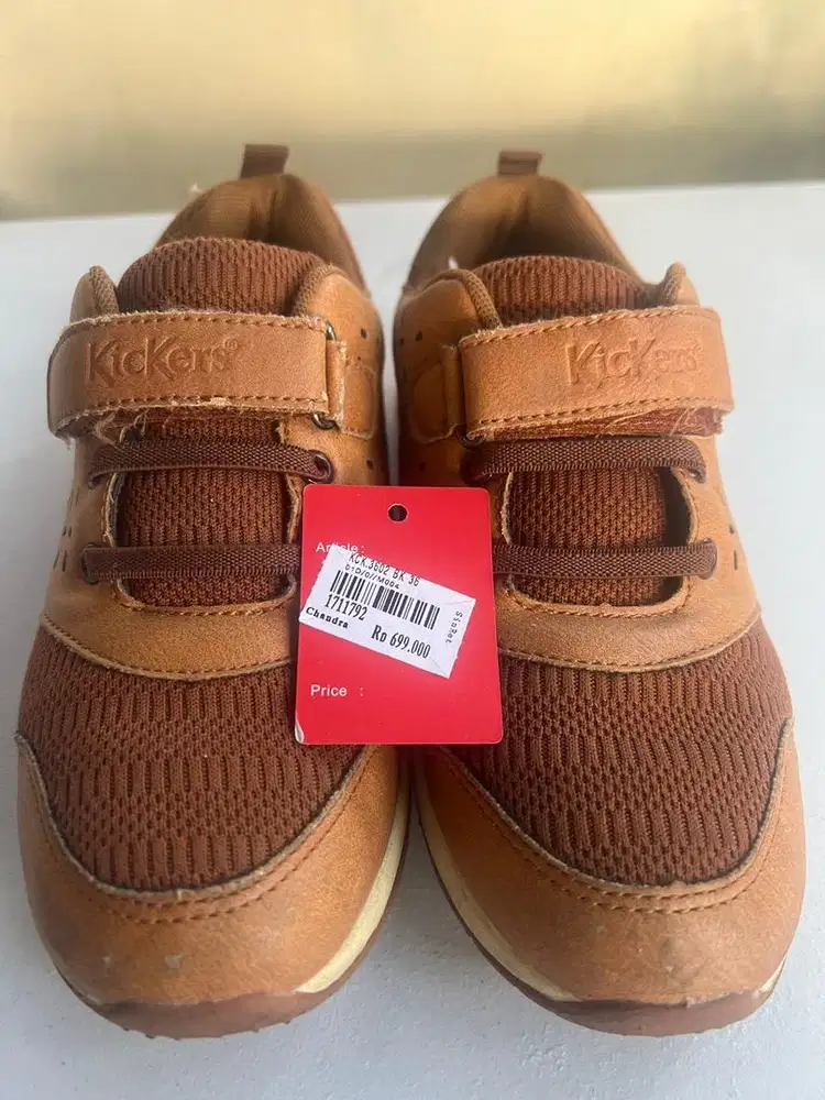 Sepatu anak laki-laki