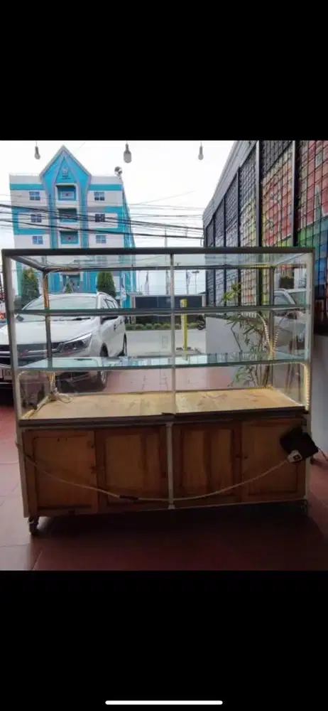 Steling Kaca laci bawah kayu