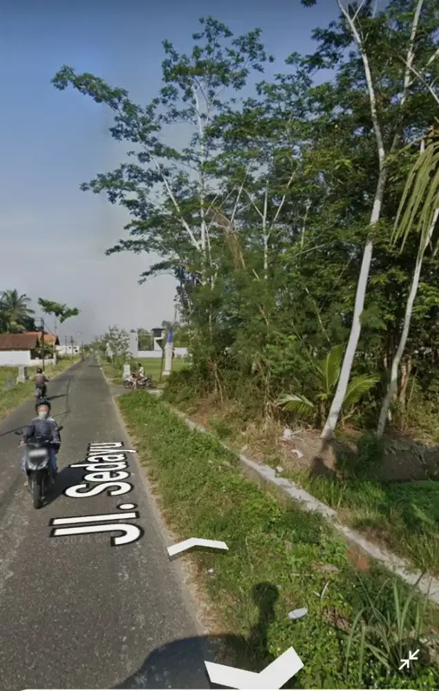 Dijual tanah Hook mangku jalan aspal. Truk papasan.