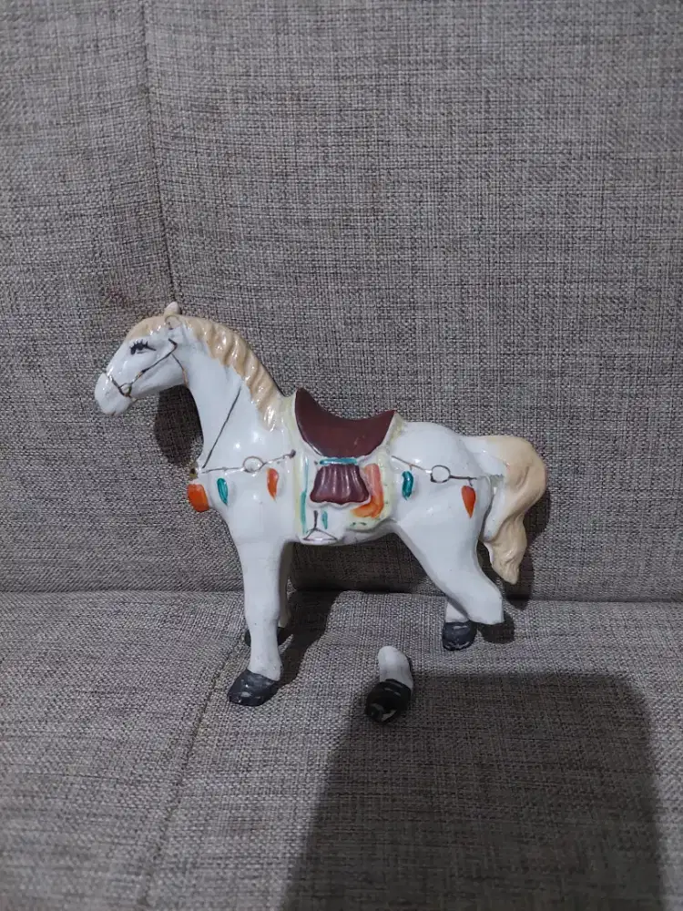 Hiasan pajangan keramik kuda dan anak