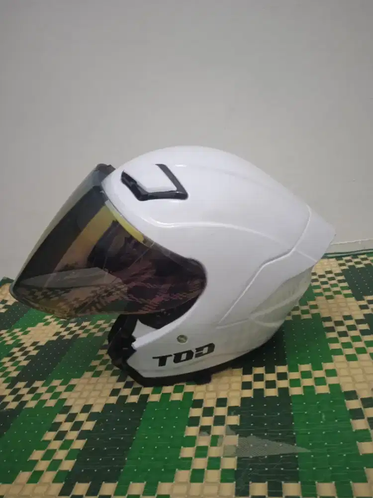 Helm Tod warna putih ( kaca pelangi)