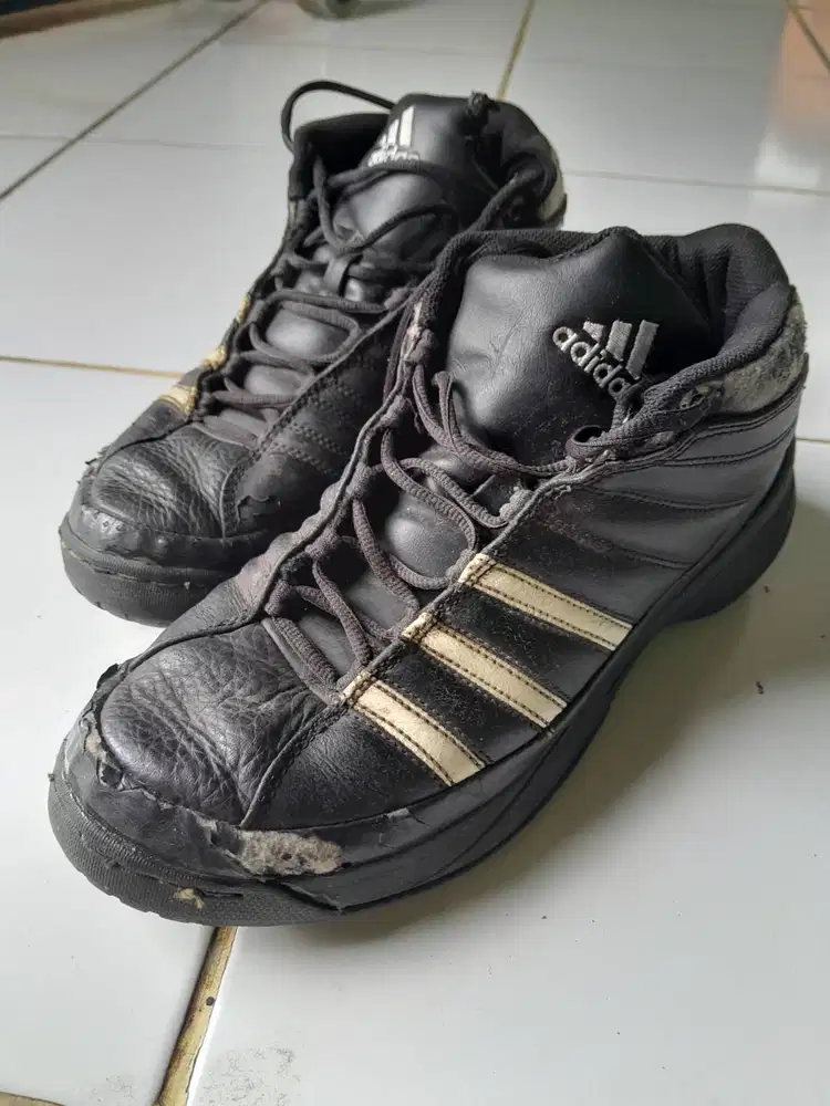 Sepatu basket adidas kobe