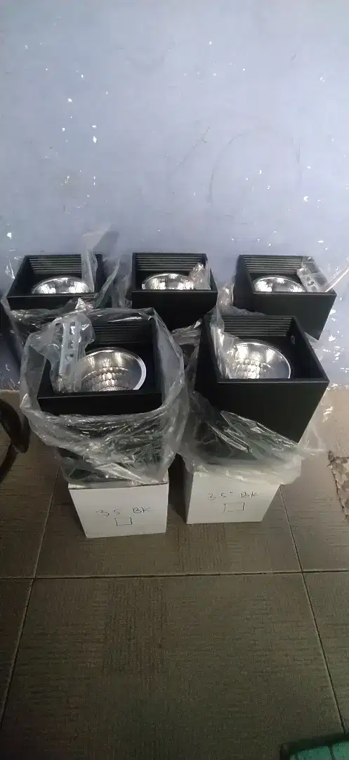 Lampu downlight outbow kotak