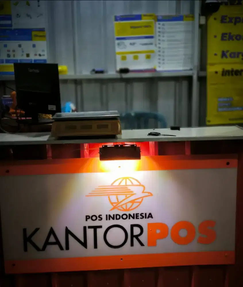 Jaga konter admin ekspedisi