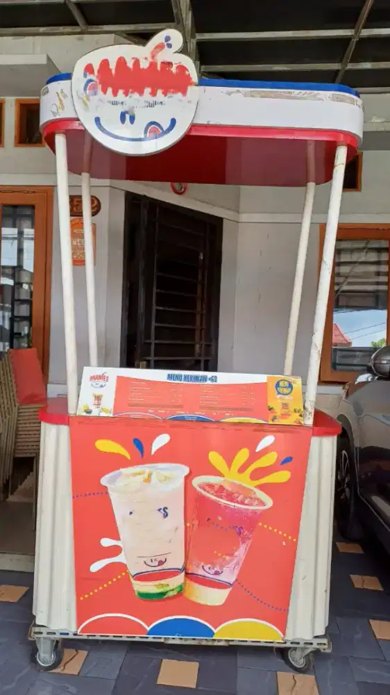 Gerobak meja both bekas minuman.