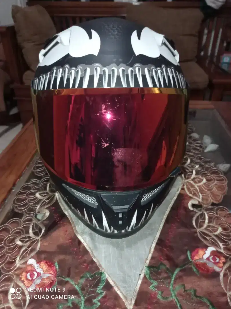 KYT venom helm red metallic visor