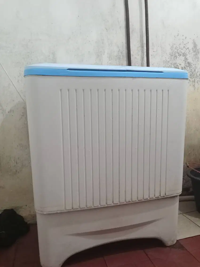 Mesin cuci Polytron 8kg 2 tabung