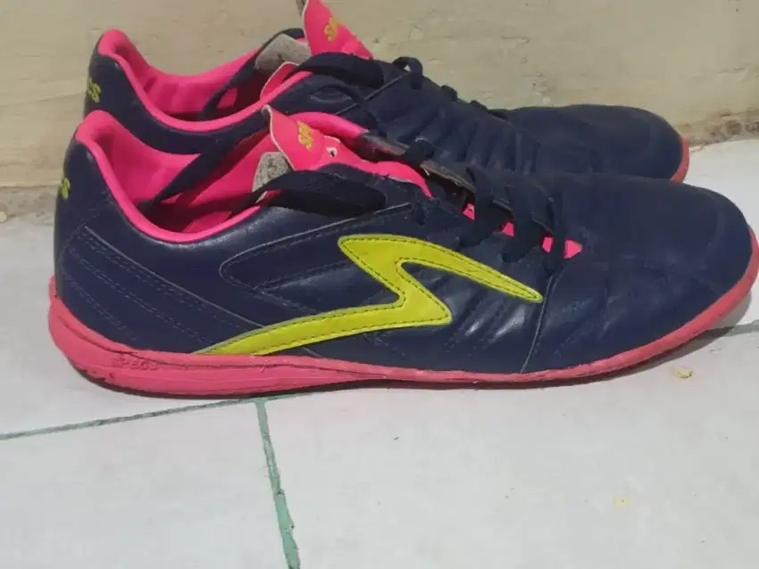 Sepatu futsal Specs Bold IN