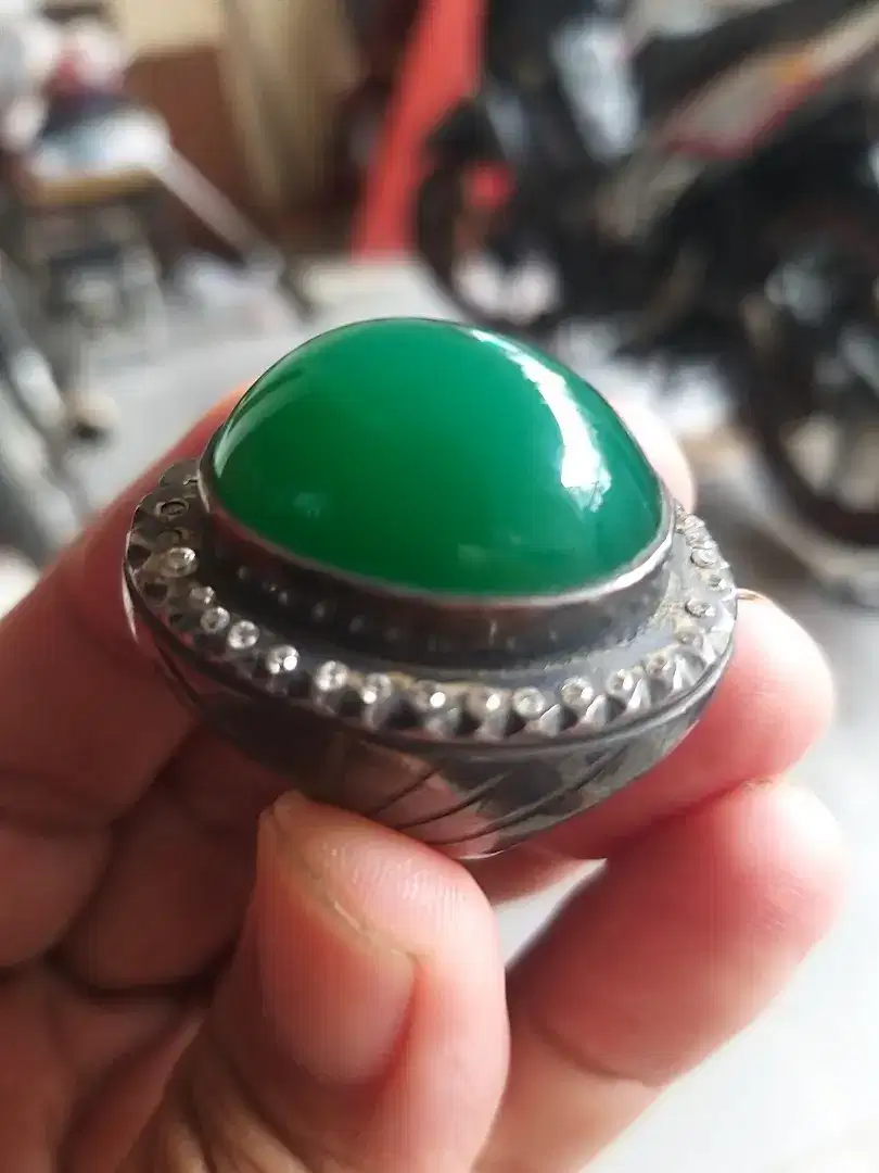 Batu Cimcin Warna Hijau diikat dengan R8ng Perak Tebal