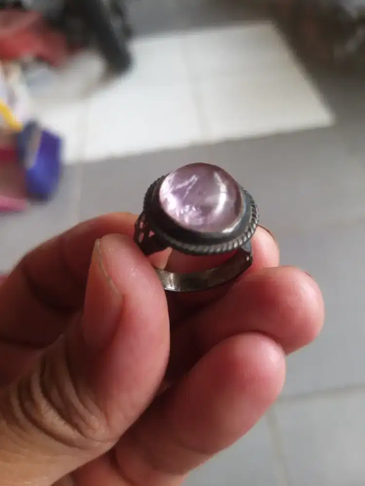 Batu Cincin warna ungu cristal ada seratnya diikat dengan.Ring Perak