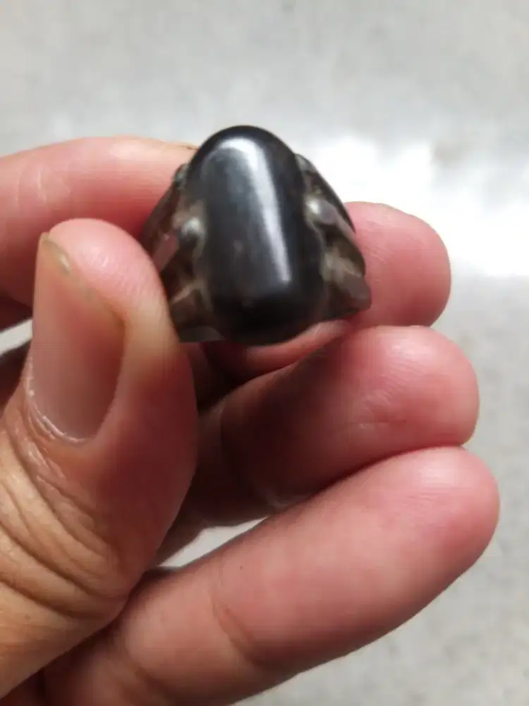 Batu Cincin warna Hitam klu kena sinar ada warna warninya diikat Perak