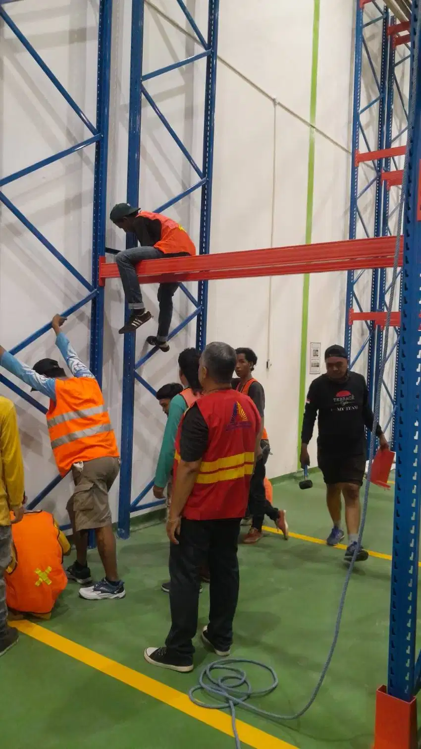 BONGKAR PASANG DAN PEMINDAHAN RAK GUDANG INDUSTRI