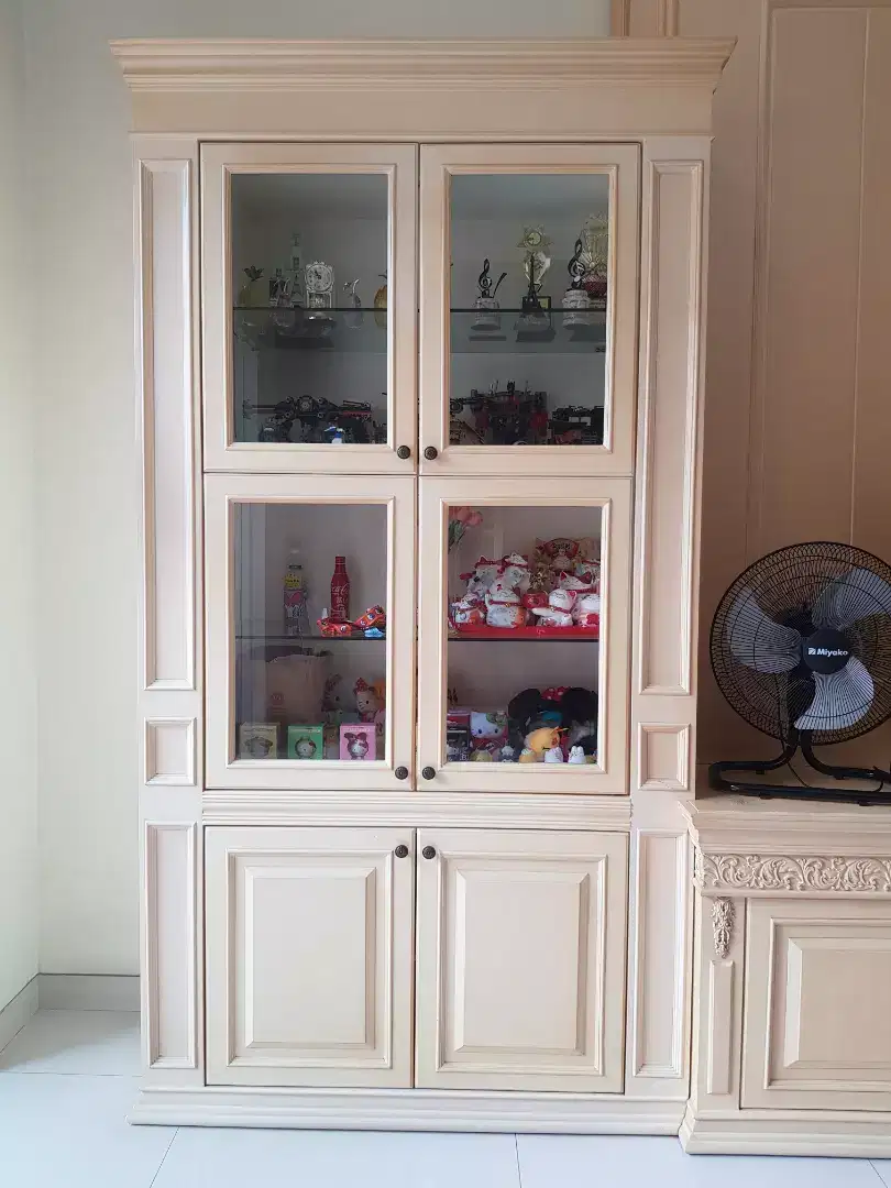 Lemari / Lemari Pajangan / Rak