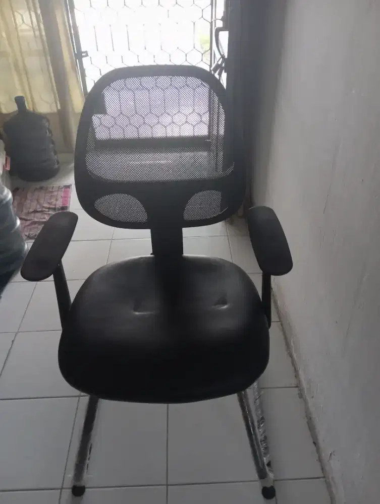 Kursi kantor dengan tangan