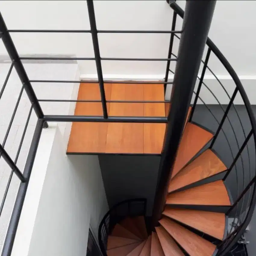 Tangga putar pingkan kayu minimalis
