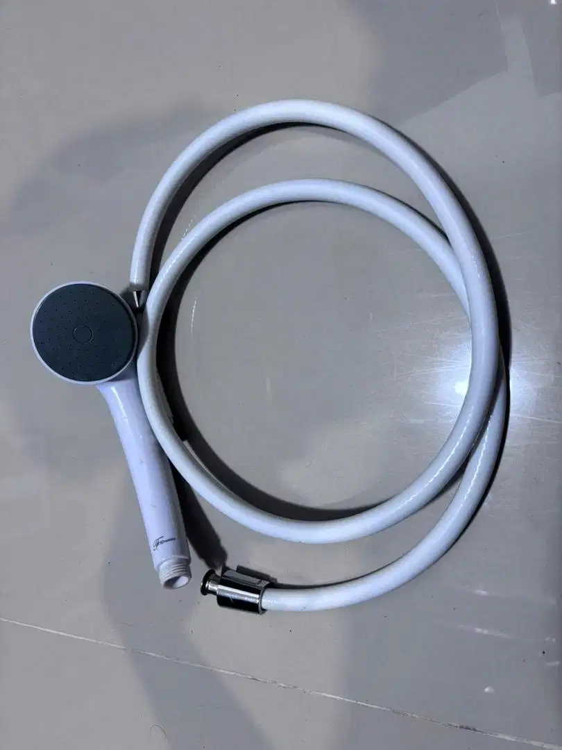 Hand shower + selang putih Fio Rentino lancar, semburan merata