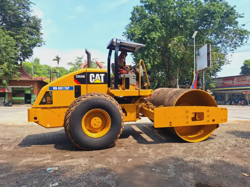 Vibratory Compactor Cat CS533E