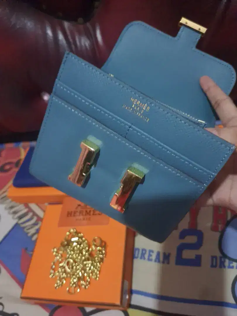 Di jual dompet set box ada tali rantai nya