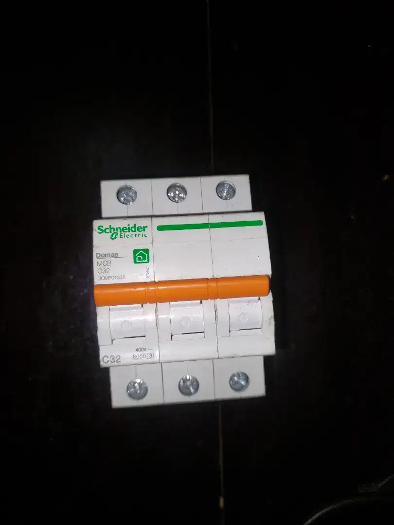 MCB 32A 3Phase merk schneider