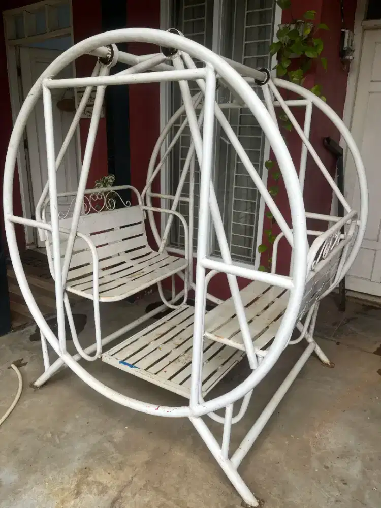 Turun harga. Dijual Ayunan Taman Murah