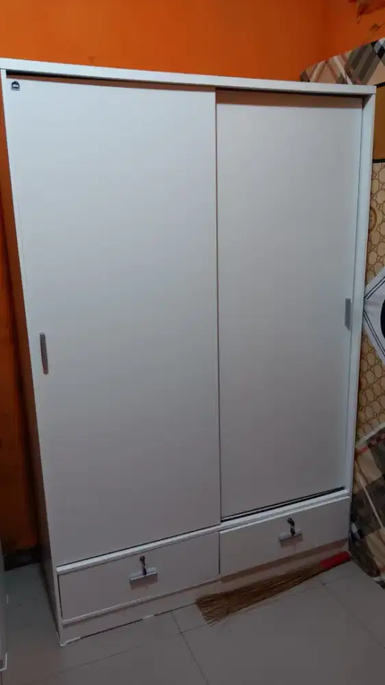 Lemari Pakaian Pintu Geser / Lemari Sliding Dengan Laci