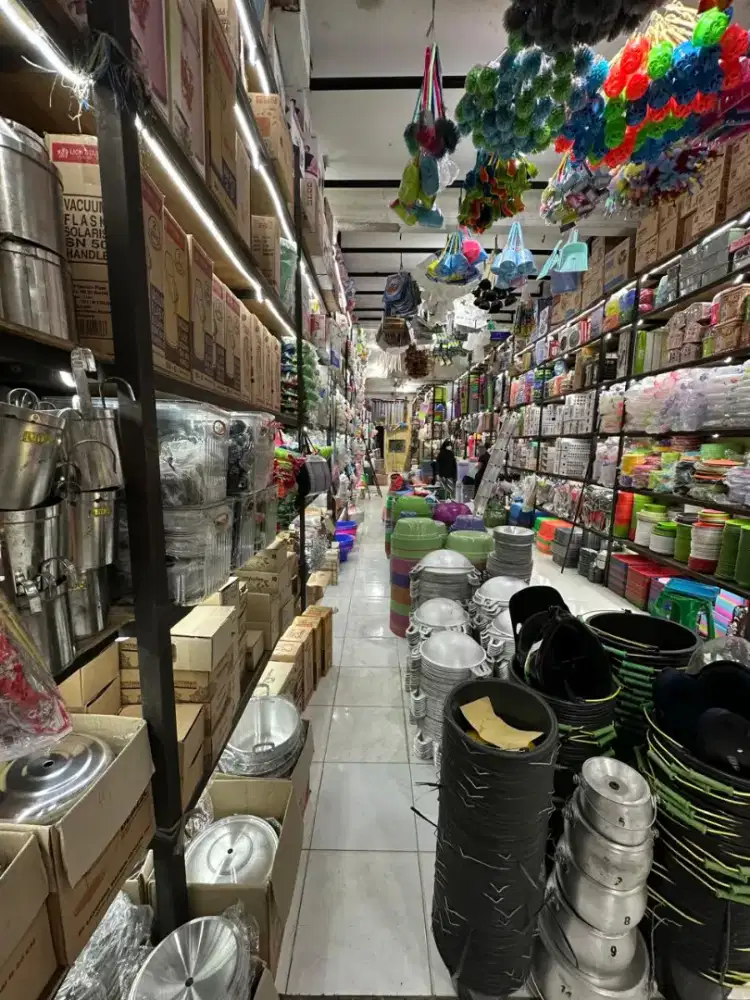 KARYAWAN (BARANG BERAT) DAN KARYAWATI TOKO PERABOT SURYA KENCANA