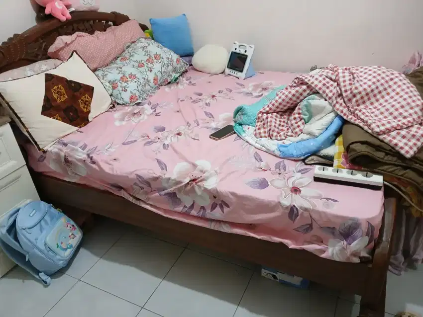 Kasur springbed dengan ranjang kayu jati