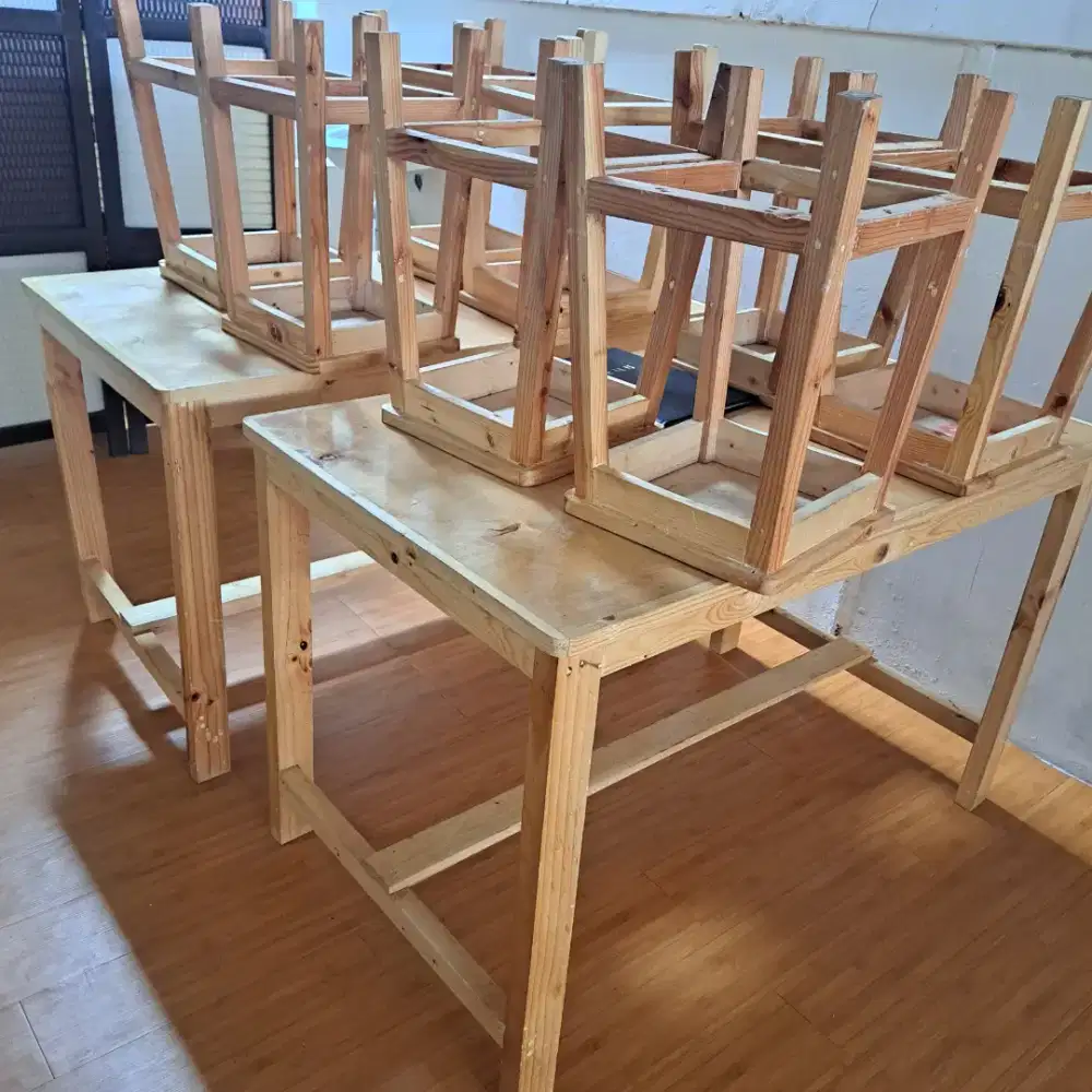 Meja makan kayu minimalis