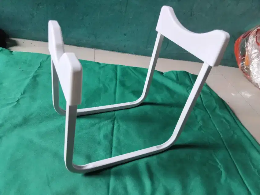Rak kaki galon air ,besi