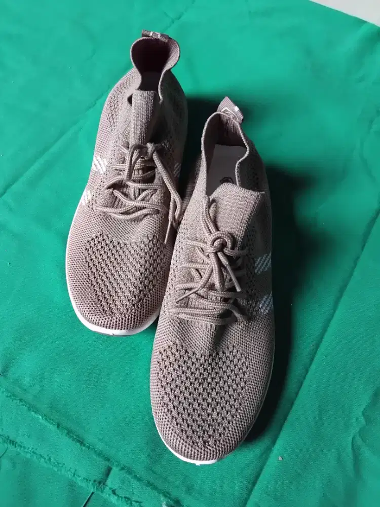 Sepatu kets cewek msh baru