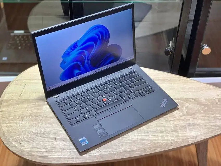 Lenovo Thinkpad T14s Core i7 1185G7 ~3.GHz RAM 32GB SSD Intel Iris Xe
