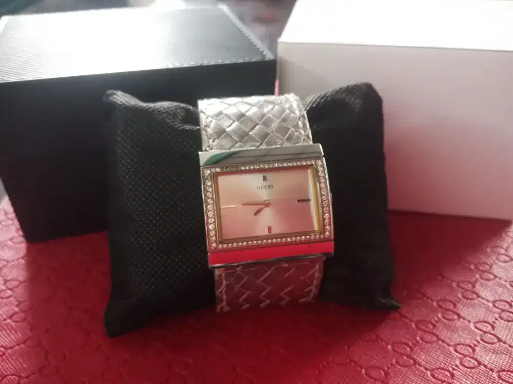 Jam tangan cewe Guess  kotak silver